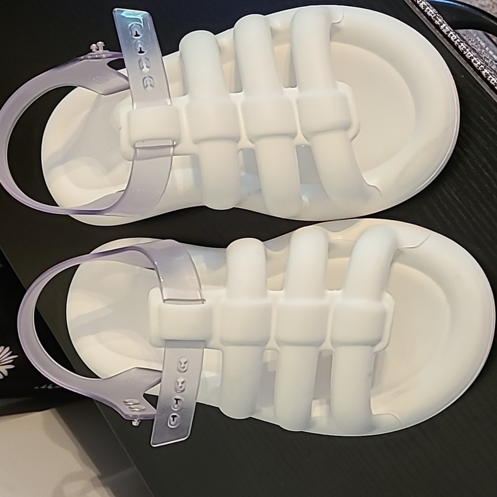 EUC size 6/37 Melissa sandals